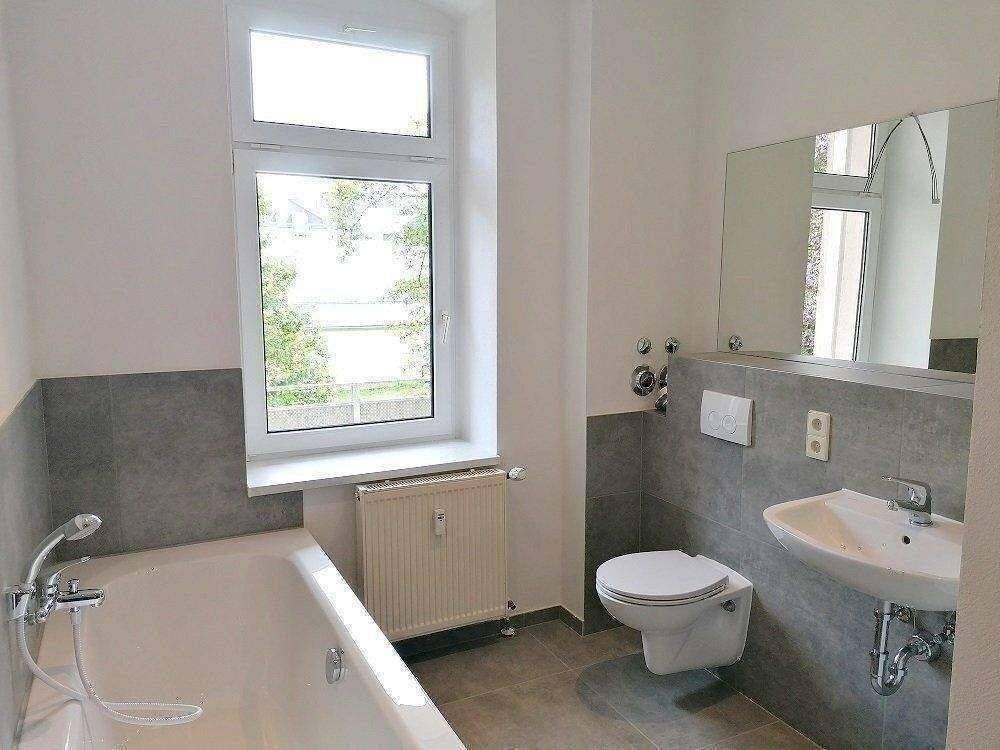 !! großer Balkon, sanierte 2-Zimmer mit Wanne und Dusche im Lutherviertel !!