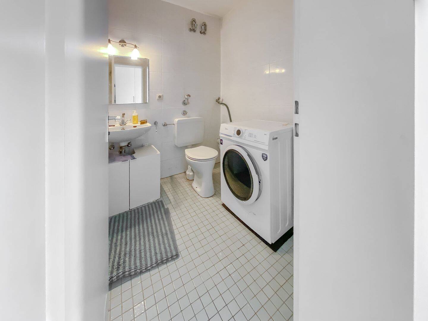 Gepflegtes Apartment mit Dachterrasse in Westausrichtung – München – Vorschaubild 3