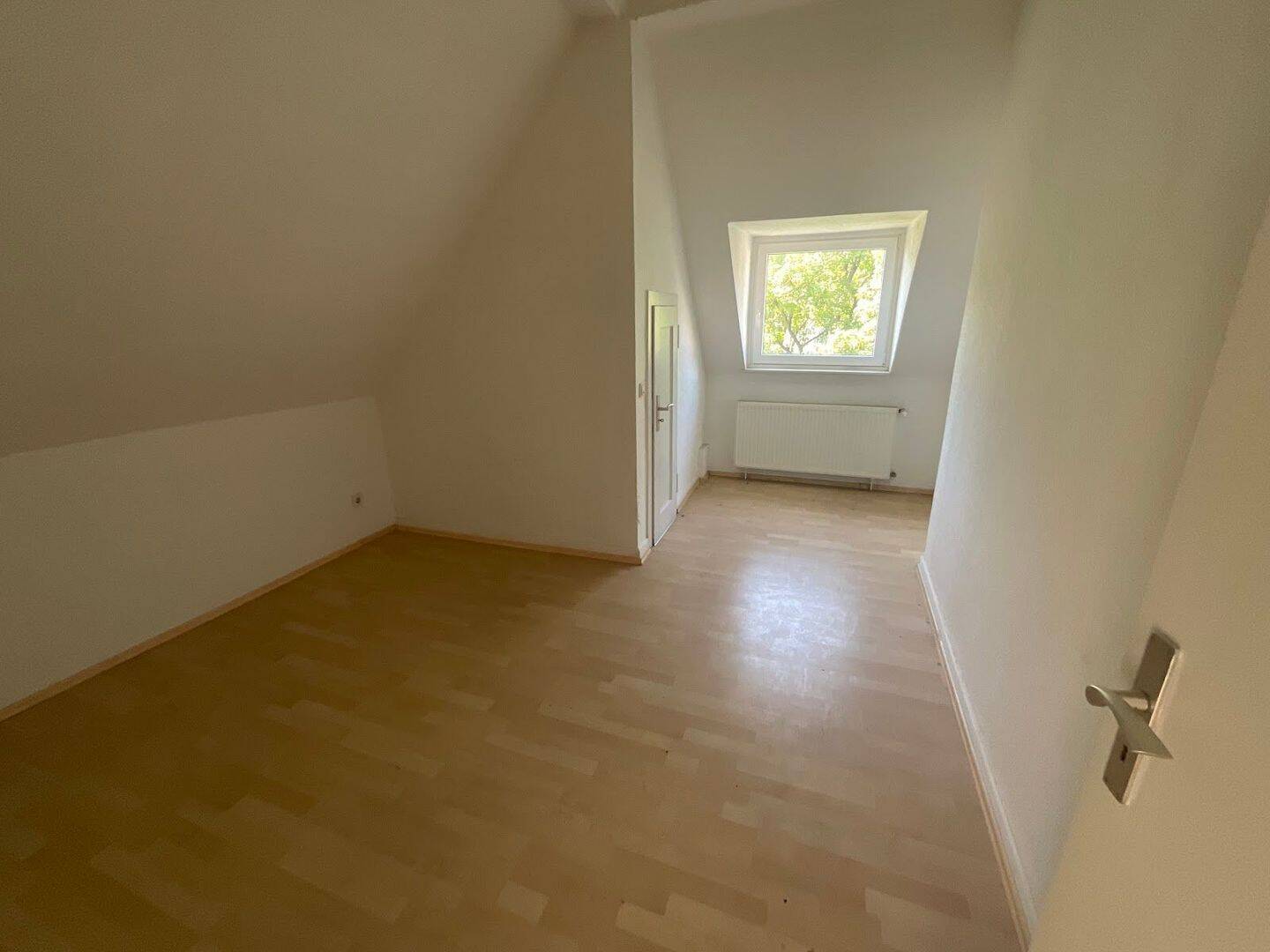Frisch renovierte 4 Zimmerwohnung DG – Krefeld – Vorschaubild 4