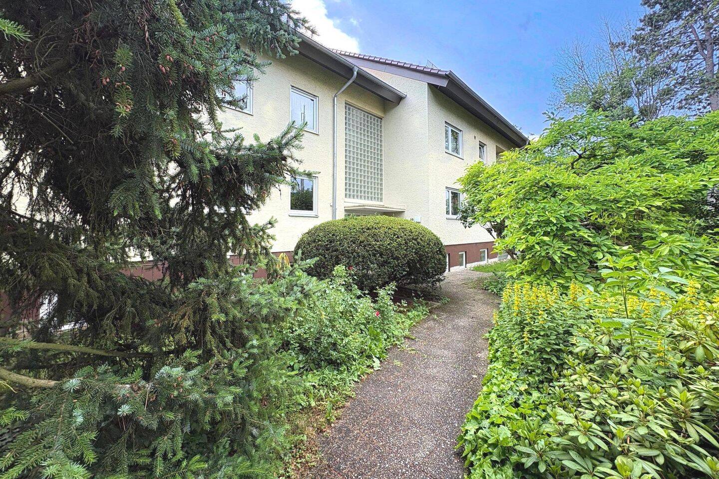 Schöne 4-Zimmer-Dachgeschosswohnung mit zwei Balkonen