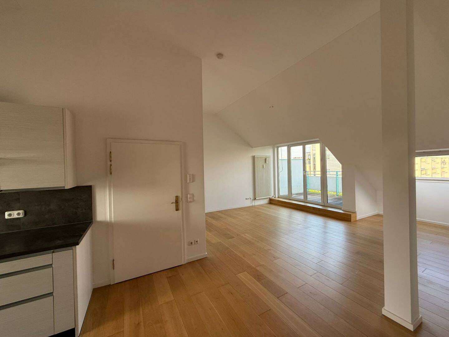 Über den Dächern von Neuhausen: 3 Zimmer, Traumblick & unschlagbar niedriges Wohngeld – München – Vorschaubild 2
