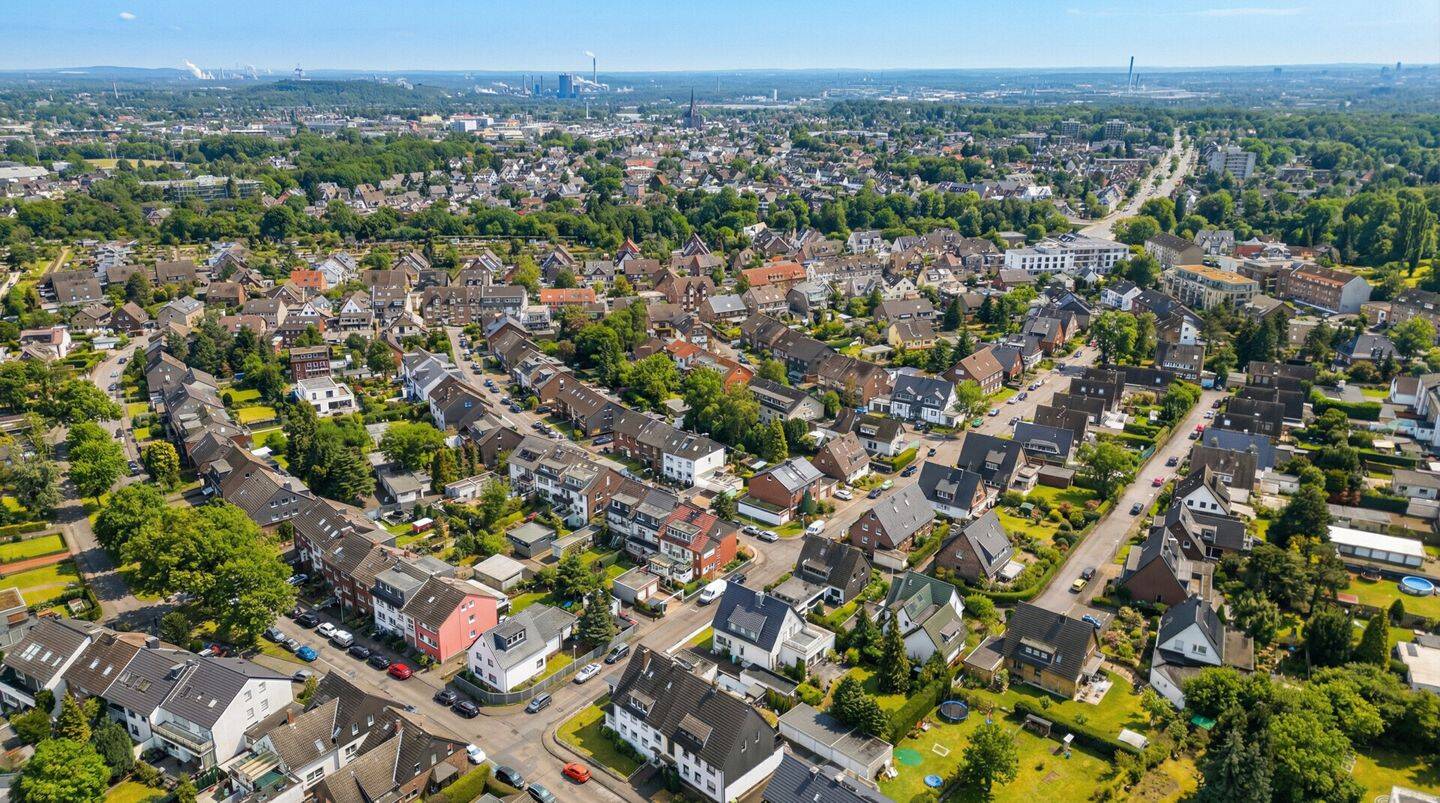 Gepflegtes Mehrfamilienhaus mit Schwimmbad Inklusive Terasse, Balkonen und 2 Garagen in Bottrop – Bottrop – Vorschaubild 4