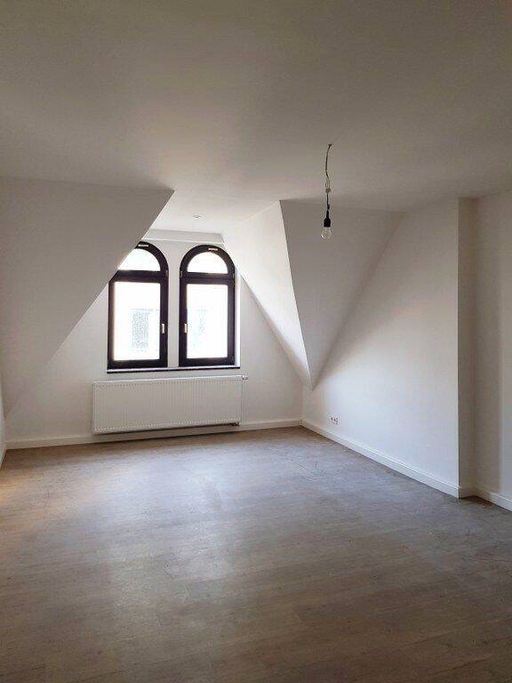 Stilvolle 4-Zimmer-Wohnung mit Badewanne, Dusche und Süd-Balkon in denkmalgeschütztem Altbau – Leipzig – Vorschaubild 3
