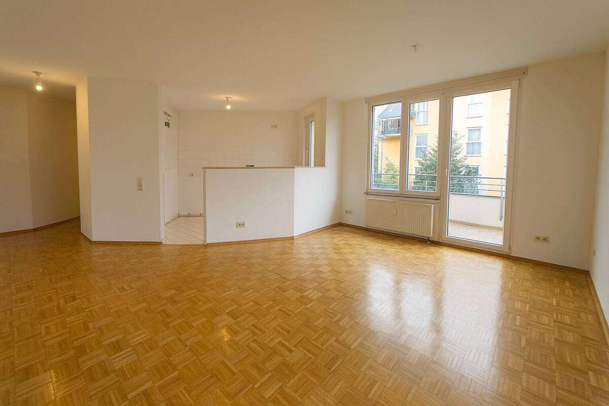 Leerstehende 2-Zimmer-Wohnung mit Sonnenbalkon und TG-Stellplatz in Rheinlage auf Erbbaugrundstück – 40597 Düsseldorf – Bild 1 von 9