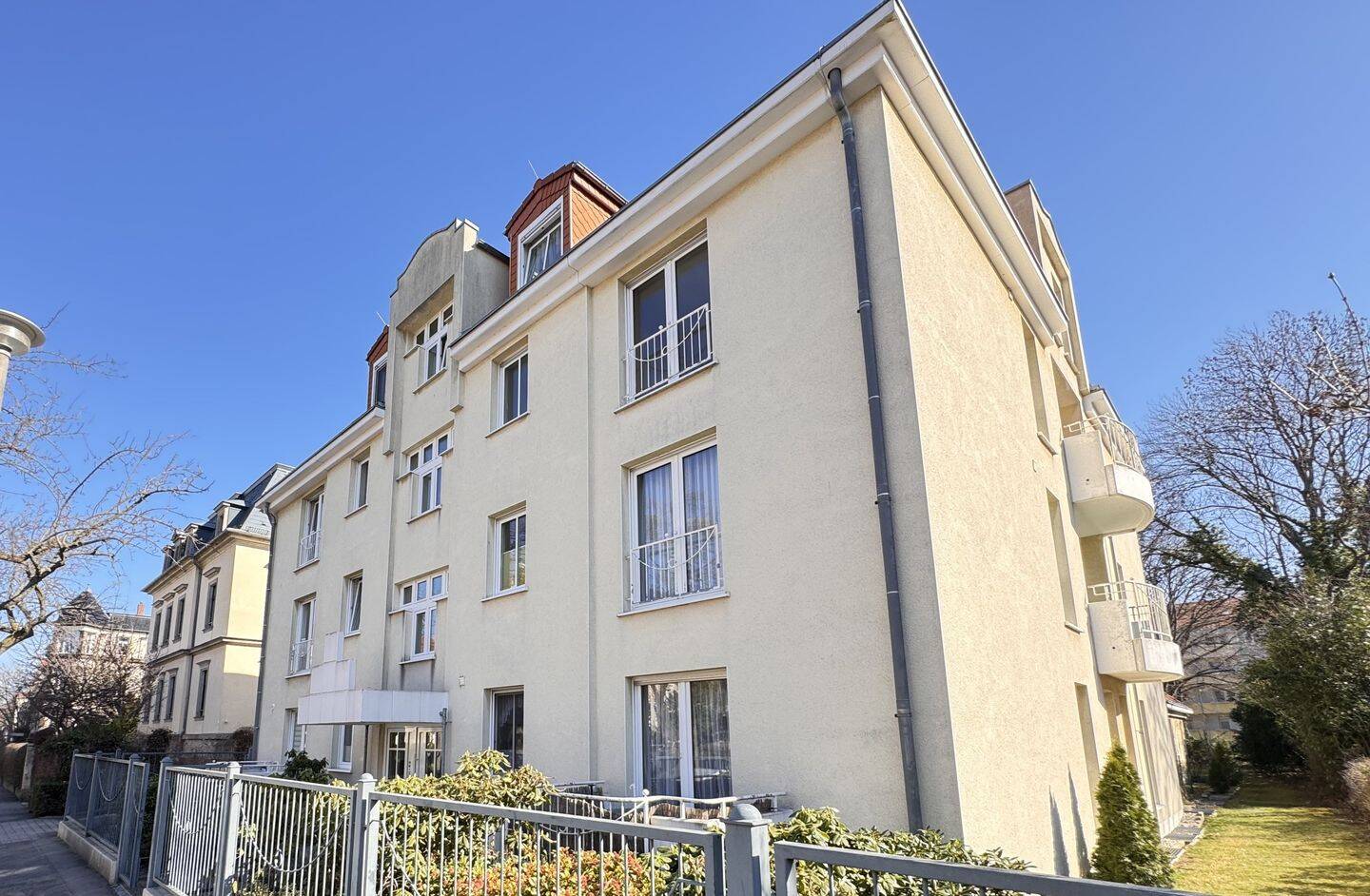 Stilvolle Eigentumswohnung mit Südwest-Balkon in begehrter Lage von Dresden – Dresden – Bild 1 von 9