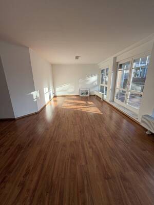 Modernes Wohnen in Sasel: 3,5 Zimmer, Südwest-Balkon, Aufzug & 2 TG-Plätze – 22393 Hamburg – Vorschaubild 1