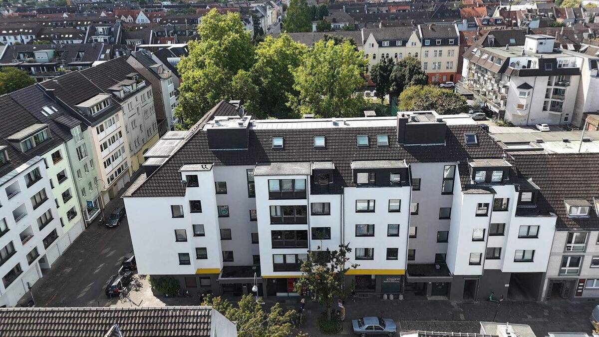Attraktive 3-Zimmer-Wohnung mit zusätzlichen Tiefgaragenstellplatz – 50937 Köln – Bild 1 von 9