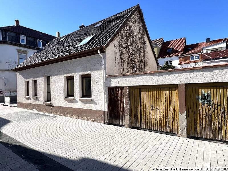Wohnhaus auf dem "Kotten" mit Innenhof und Garagen