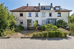Gartenidylle inklusive: Reihenmittelhaus mit Terrasse, Balkon und Gartenhaus