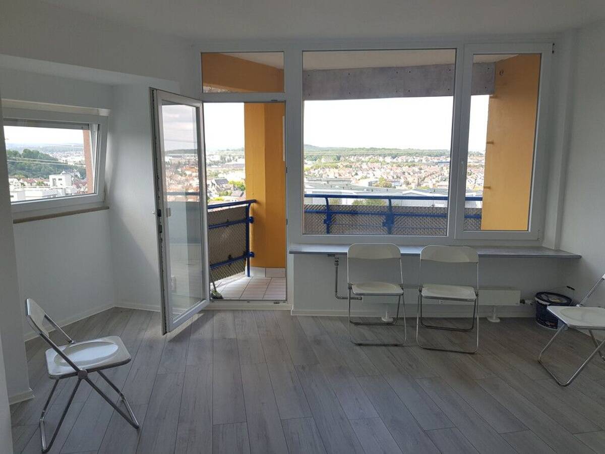 Traumhafte Aussicht: frisch renovierte 2-Zimmer-Wohnung mit Balkon im "Romeo & Julia"-Ensemble! – 70437 Stuttgart – Bild 1 von 9