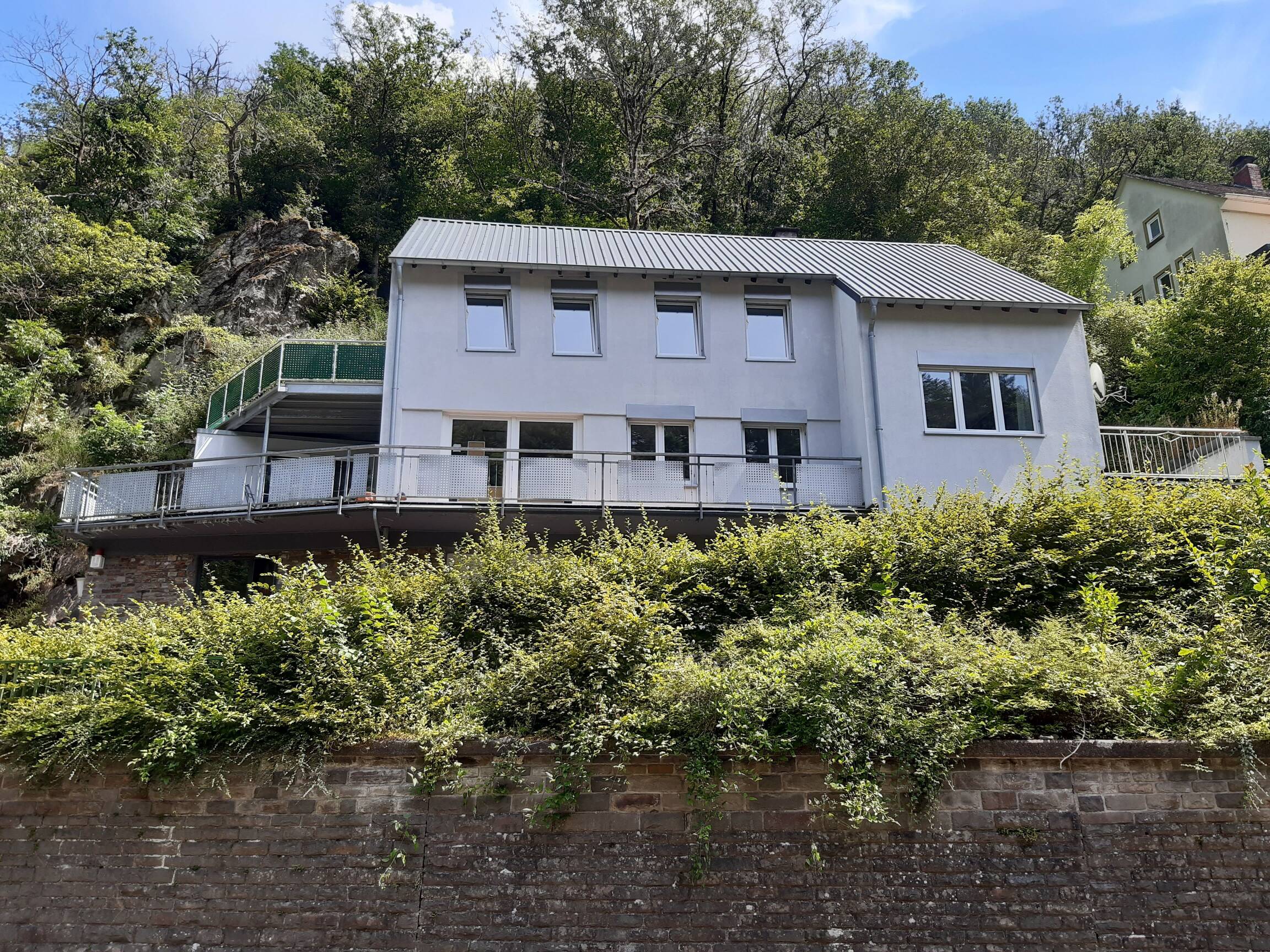 Interessantes Einfamilienhaus mit Dachterrasse, großem Balkon und 2 Garagen in idyllischer Wohnlage von Bad Bertrich – Bad Bertrich – Vorschaubild 3