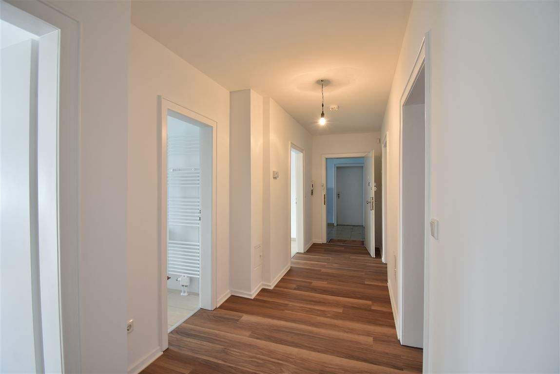 Renoviert! Geräumige 3-Zi-Altbau-Whg mit Balkon in Oberhausen – Oberhausen – Vorschaubild 3