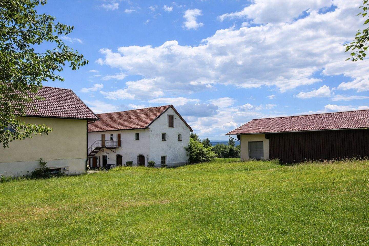 Großzügiges landwirtschaftliches Anwesen mit ca. 53.000 m² Grund - Wohnen & Landwirtschaft! – Windorf – Vorschaubild 3
