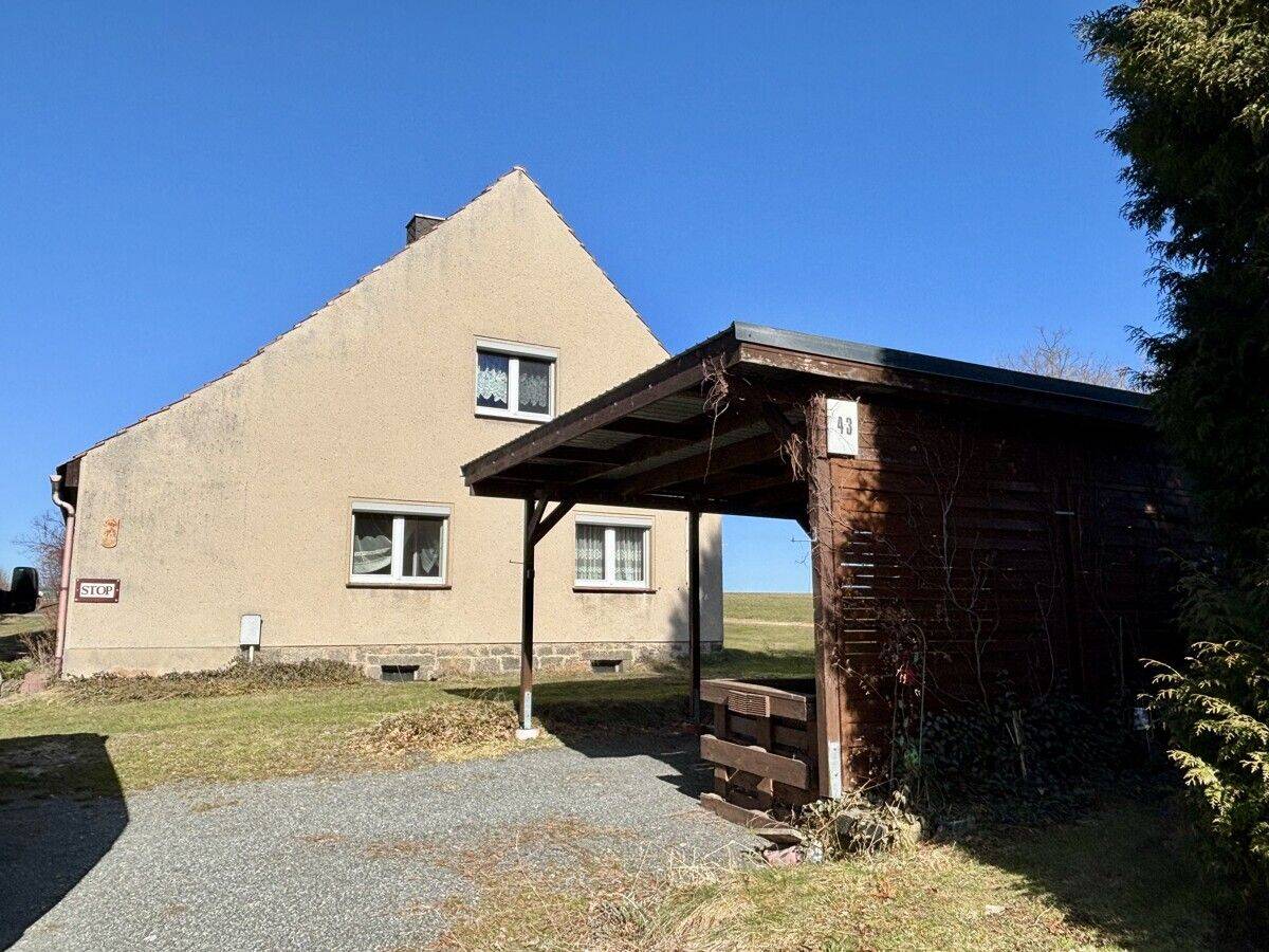 Wohnhaus mit Garage und Carport