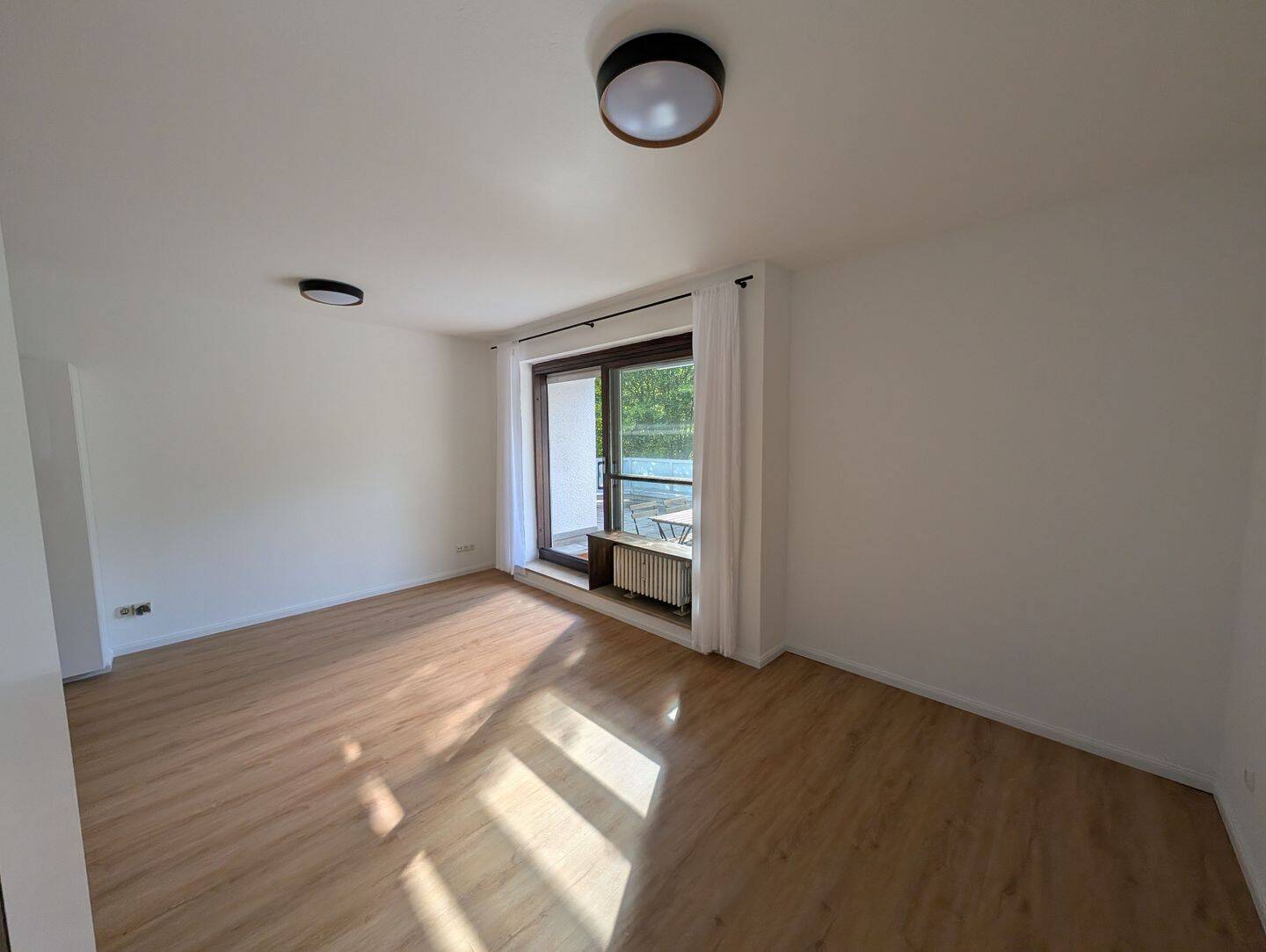 Erstbezug nach Renovierung: helle 1,5-Zimmer-Wohnung mit großer West-Dachterrasse in München-Solln – München – Vorschaubild 2
