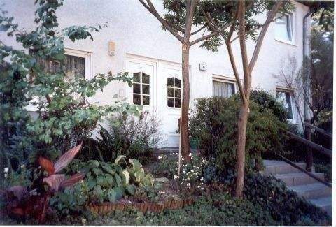 Provisionsfreie 3 Zimmer, Küche, großes Bad, Abstellraum, Terrasse, eingezäunter Garten, Keller, Waschkeller, eigene separate Tiefgarage ! – Berlin – Bild 1 von 9