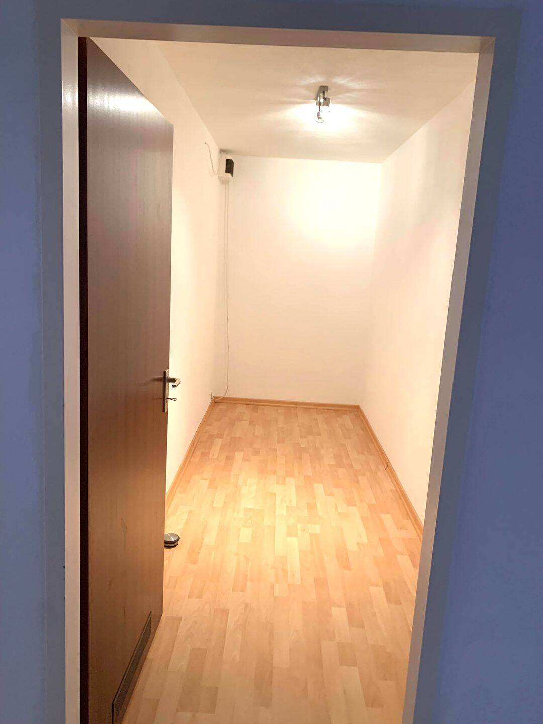 Ensen, gute Lage: Moderne 2 - Zimmerwohnung im 4. OG inkl. großem Balkon & Tiefgaragenstellplatz! – Köln – Vorschaubild 8