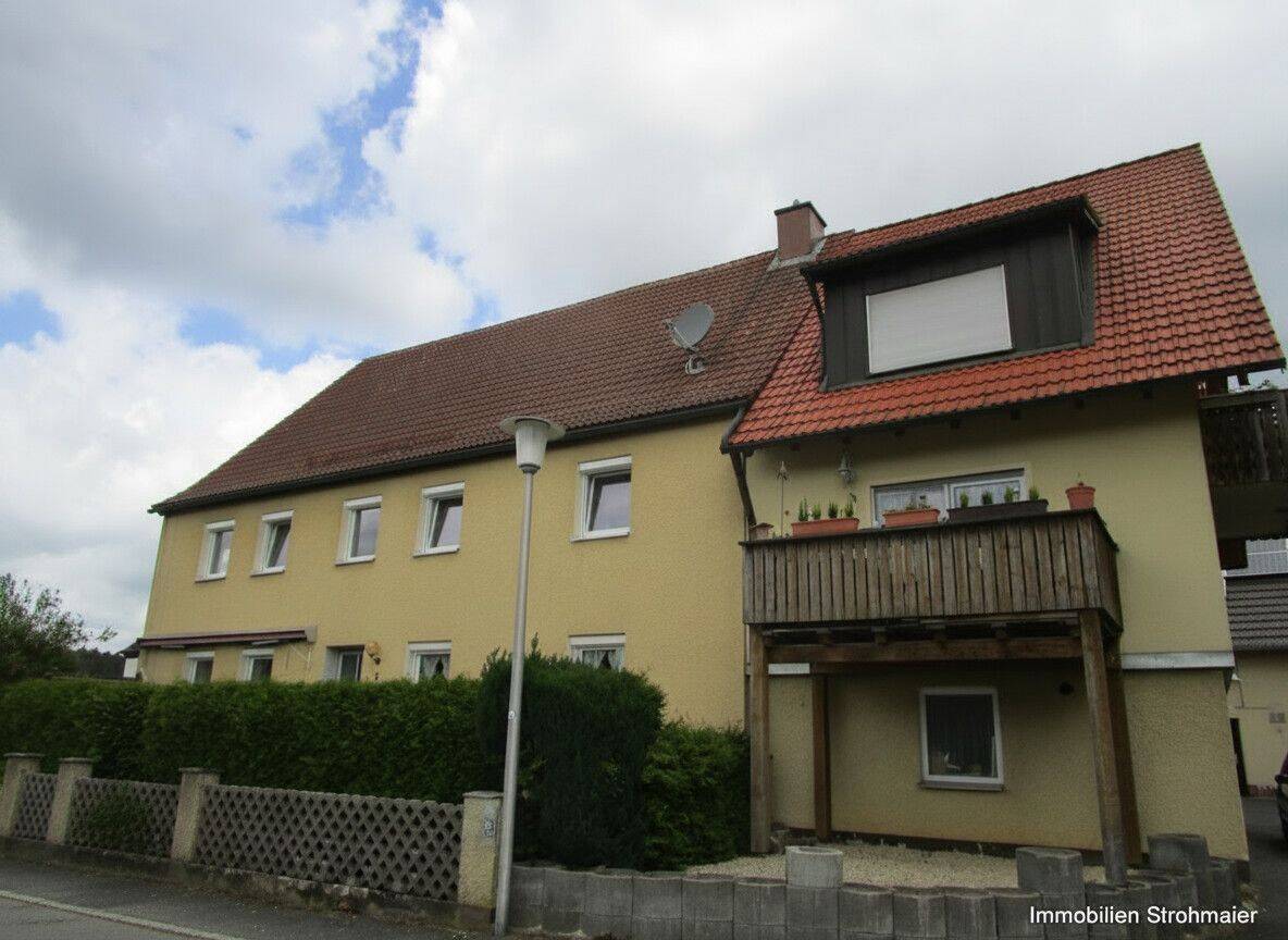 Gepflegte 4-Zimmer-Wohnung mit Dachterrasse und Garagenstellplatz in ruhiger Lage