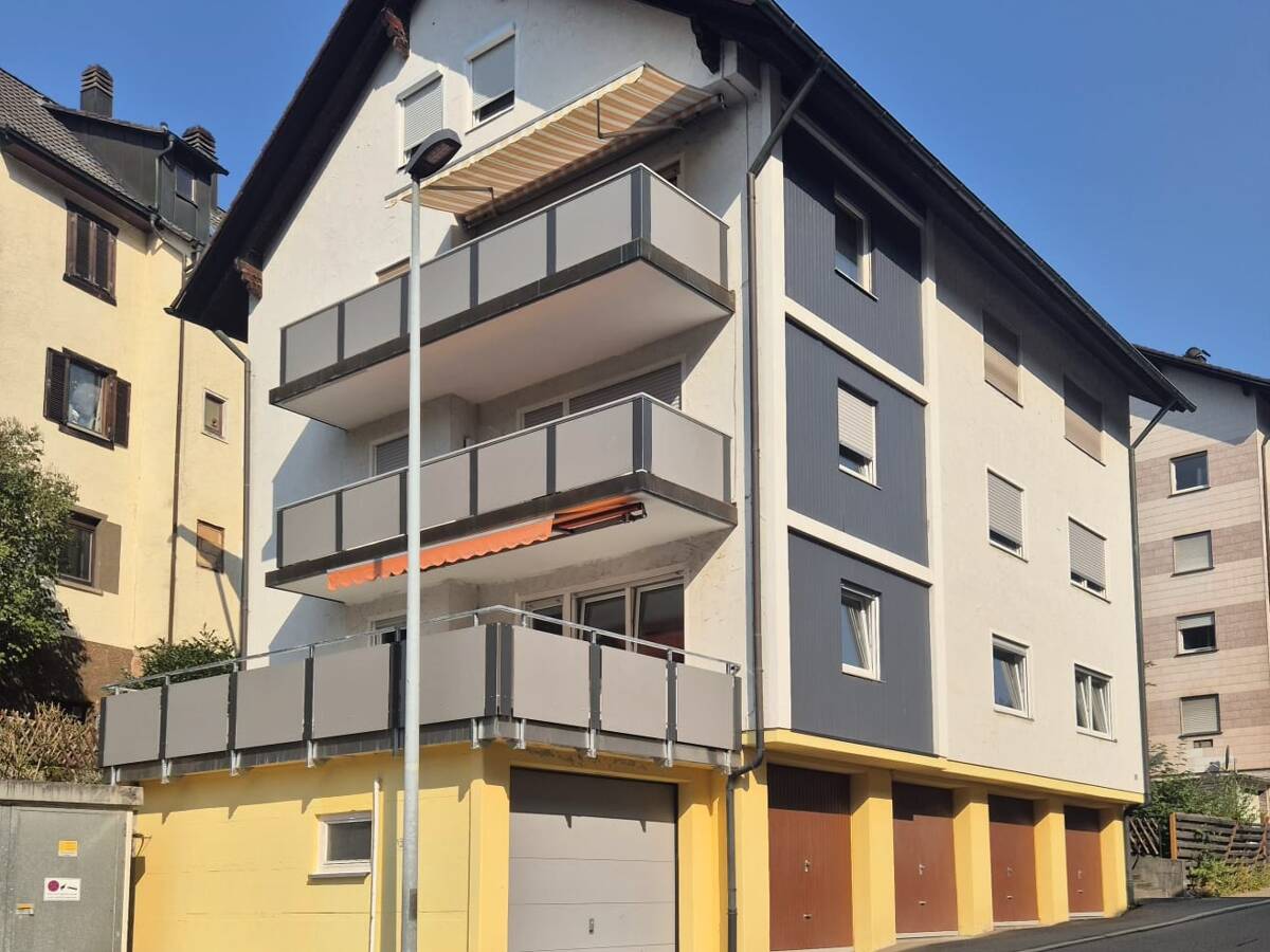 Frisch renoviert: 106 m² 4-Zi.-Wohnung mit Balkon und Bergblick in Lauterbach – 78730 Lauterbach – Bild 1 von 9