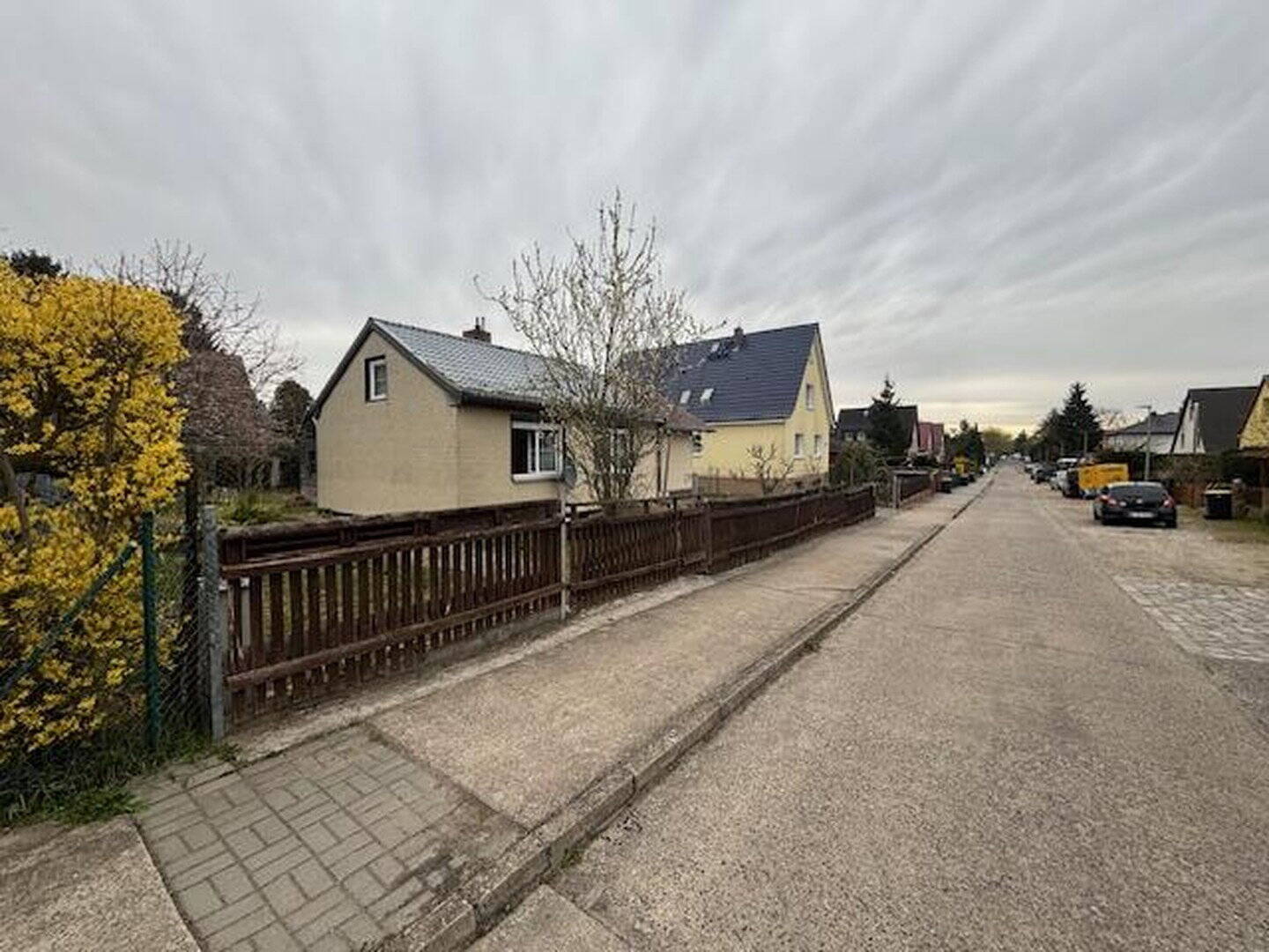 Charmantes Einfamilienhaus mit zwei Garagen und großem Garten - Ihr neues Zuhause in Bohnsdorf – Berlin – Vorschaubild 3