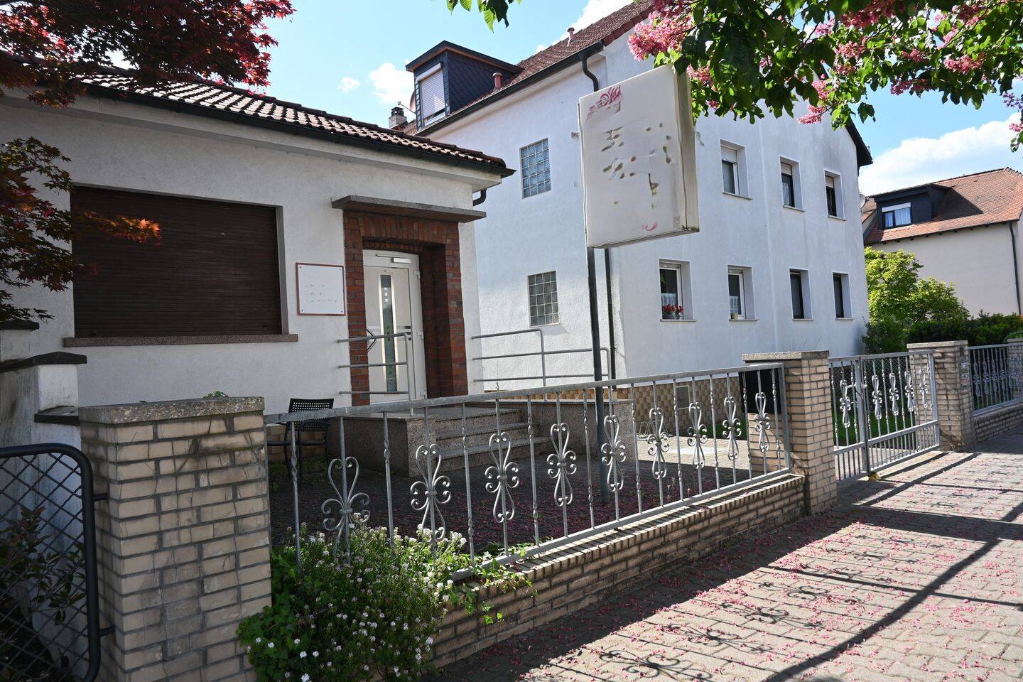 Attraktive Kapitalanlage mit großem Potenzial - Zweifamilienhaus und Gewerbefläche in Dietzenbach! – Dietzenbach – Bild 1 von 9