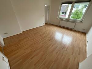 Frisch renovierte 2,5 Zimmer-Wohnung mit Duschbad und separatem WC – 23560 Lübeck – Vorschaubild 2