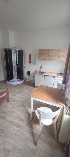 Möbliertes Apartment mit eigener Dusche & Küche - Strom und Heizung inklusive - Erlangen Zentrum – 91052 Erlangen – Vorschaubild 2