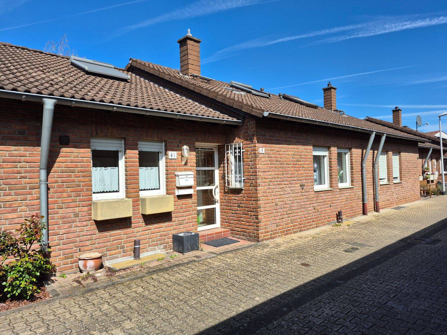 Zeitgemäßes Einfamilienhaus im Bungalow-Stil in bester Wohnlage... – Mönchengladbach – Bild 1 von 8