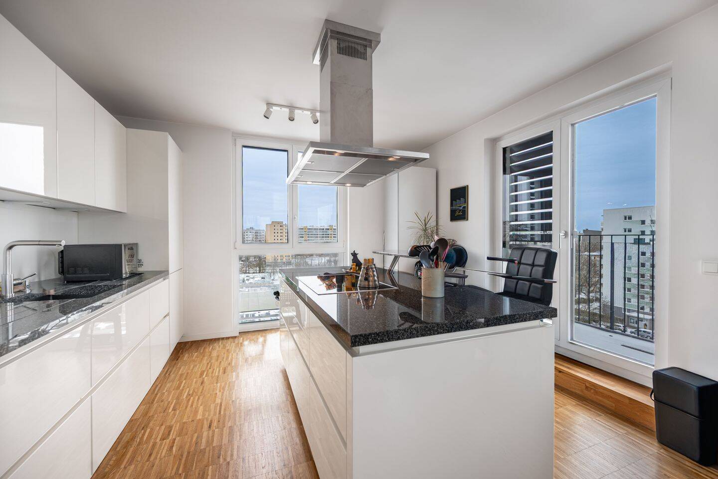 ??? Modernes Penthouse Mitten in Mitte - Strahlende 4 Zi Neubau-Whg mit Terrasse, Panoramablick & TG – Berlin – Vorschaubild 3