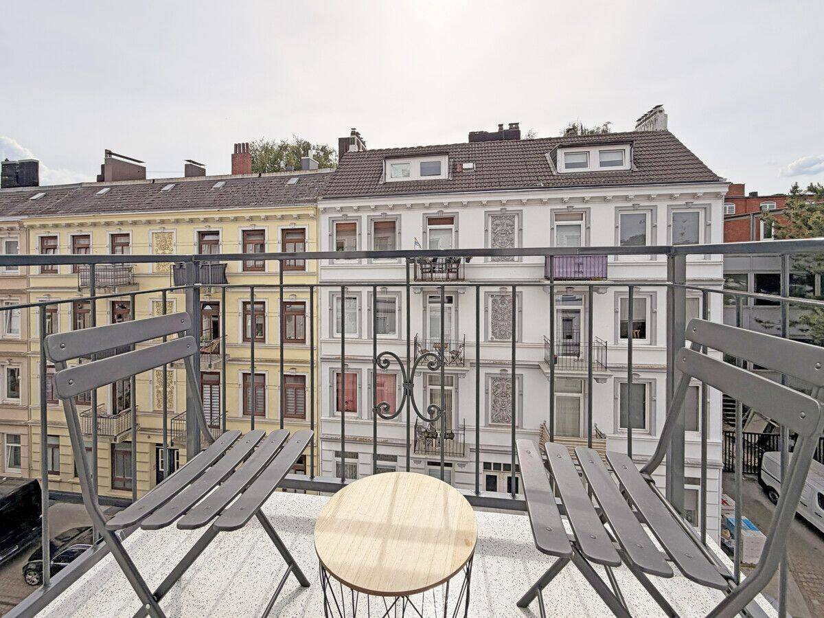 Charmante Altbauwohnung mit Balkon – Hamburg – Vorschaubild 3