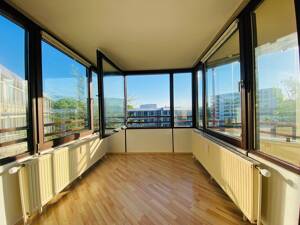 Helle 3-Zimmer-Wohnung mit Einbauküche & Aufzug & West-Loggia in München – 81927 München – Vorschaubild 4