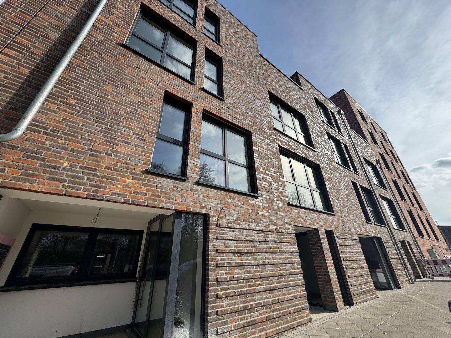 Dein neues Zuhause im Limmerquartier: Moderne 2-Zimmer Erdgeschosswohnung mit EBK und Terrasse