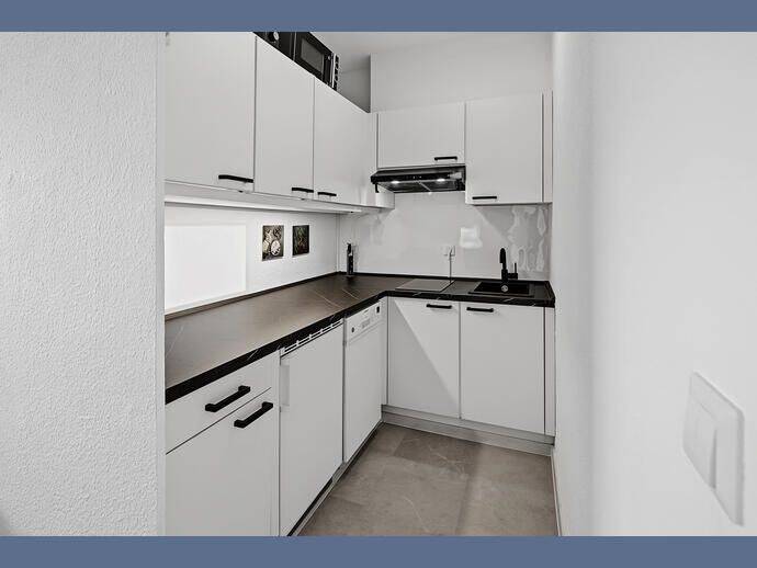 Möbliert: Frisch renoviert: 1-Zimmer Wohnung mit Wintergarten – München – Vorschaubild 6