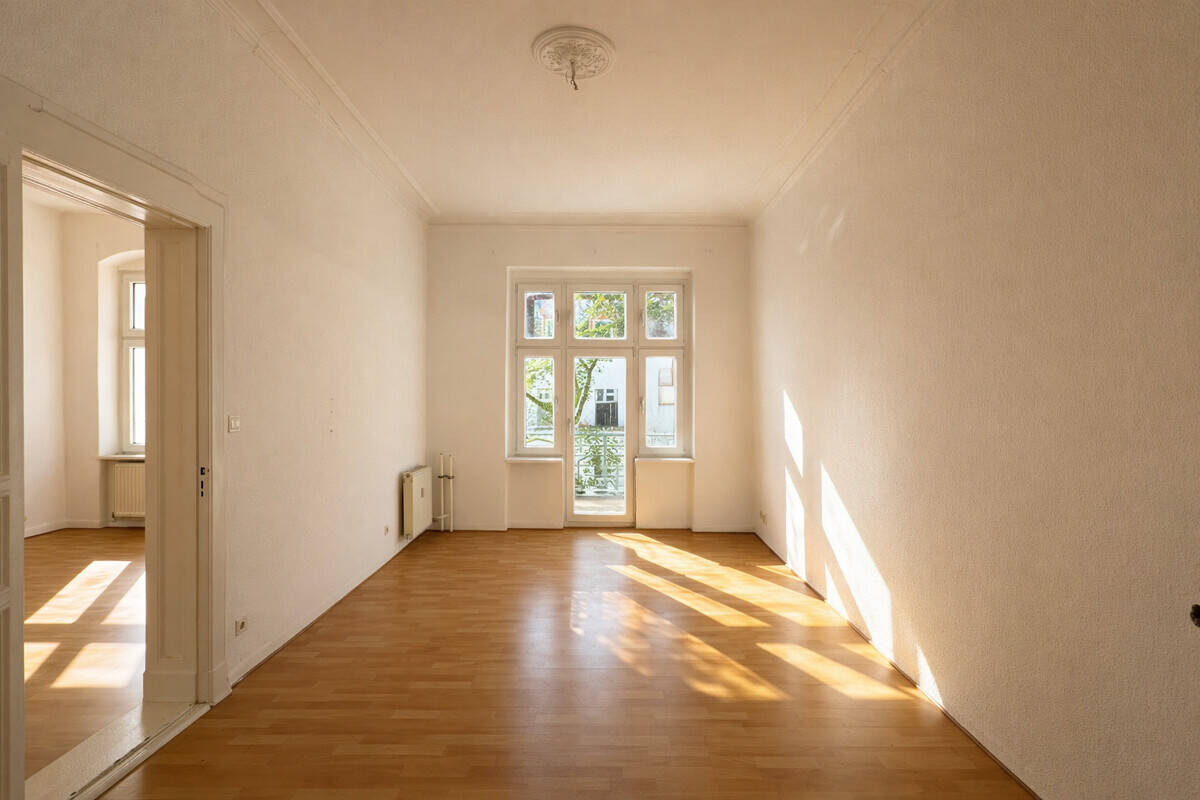 Charmanter Altbau-Rohdiamant mit Balkon & großem Potenzial! Renovierungsbedürftig & Provisionsfrei!