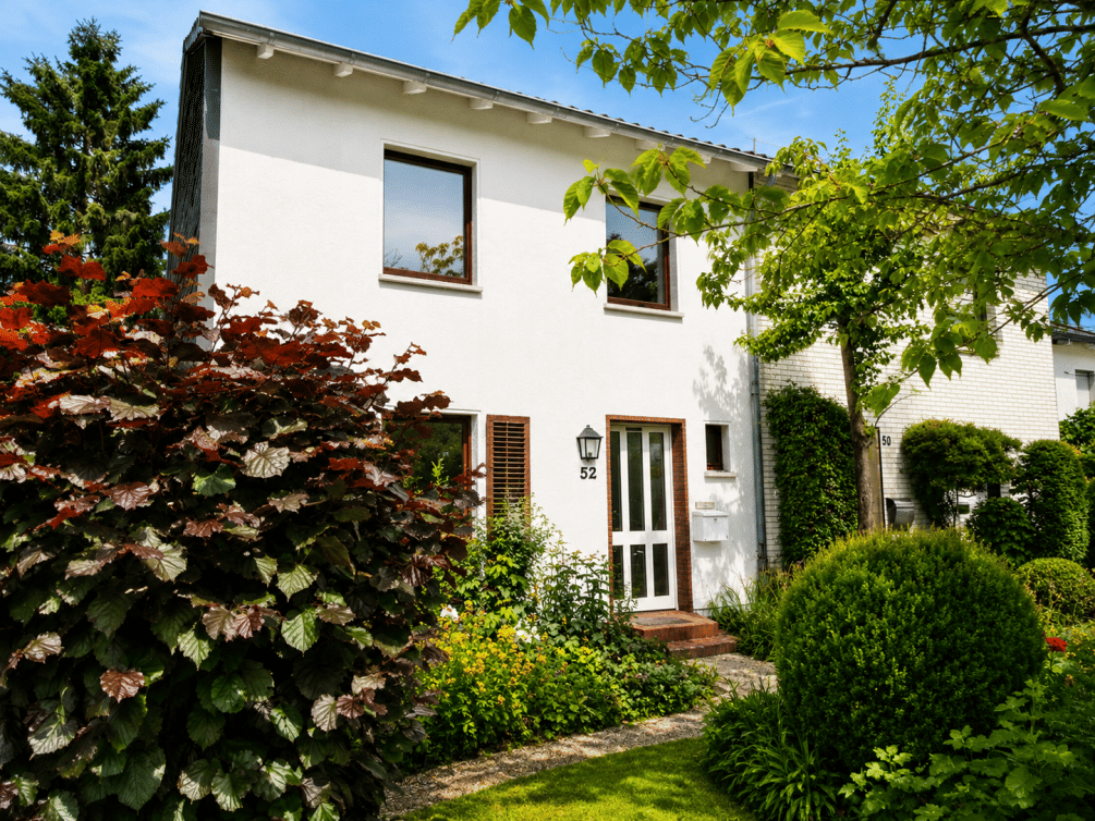 +++ Wohnen mit Potenzial - Doppelhaushälfte mit Garten, Balkon, Terrasse, Garage und Stellplätzen +++