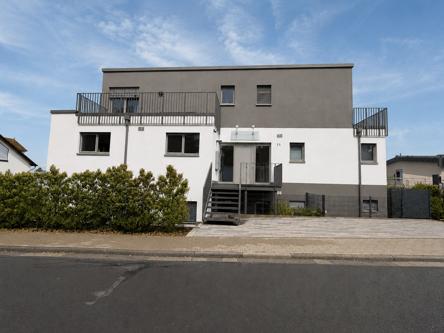 Modern & vollmöbliert: Großzügige 4 Zimmer Wohnung mit Balkon und Tiefgaragenstellplatz!!