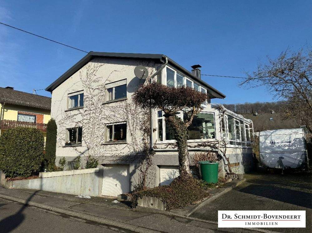 Familienglück! Gepflegtes Ein-/Zweifamilienhaus mit großem Wintergarten, Garten und Garagen in Westerburg! – Westerburg – Bild 1 von 9