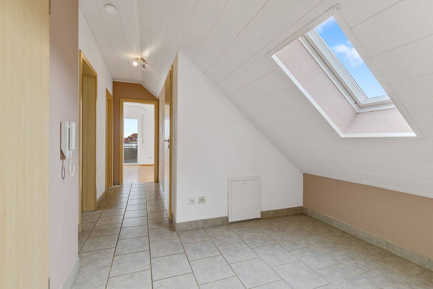 Dachgeschosswohnung in zentrumsnaher Lage des Ingolstädter Südosten inkl. TG-Stellplatz und EBK! – Ingolstadt – Vorschaubild 7