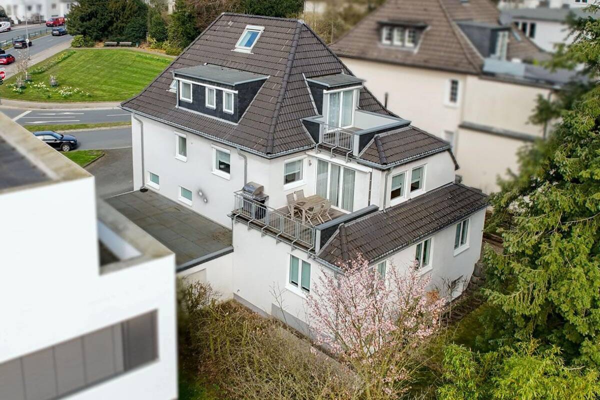 Genialer Mix in Bredeney! Saniertes, freistehendes Multitalent mit Garage & Stellplätzen – 45133 Essen – Bild 1 von 9