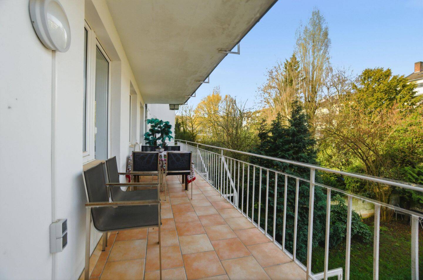 Elegant am Zoopark: modernisierte 5,5-Zi.-Whg., 2 Bäder, großer Balkon, Aufzug – Düsseldorf – Vorschaubild 6