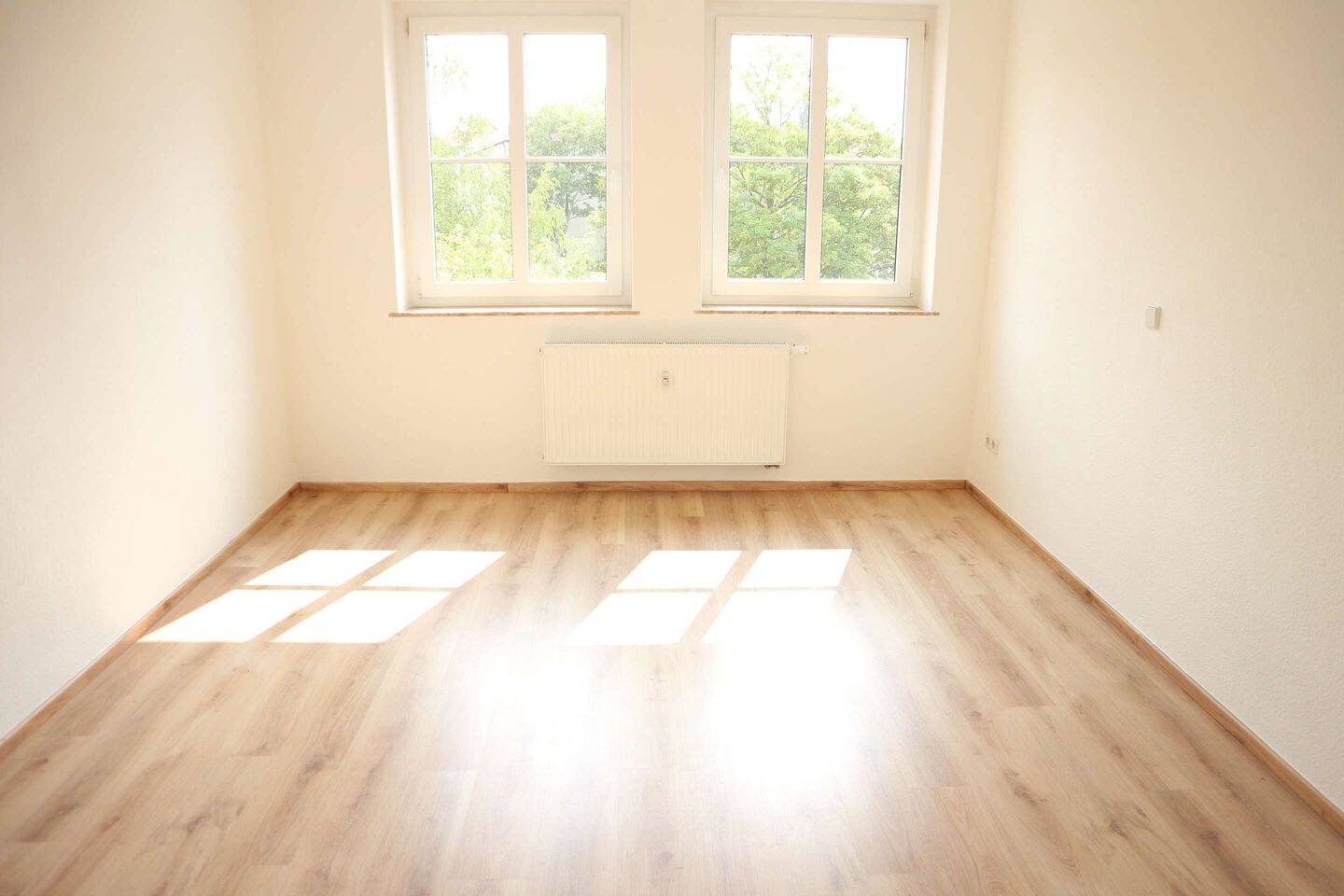 Inkl EBK - 2. OG - Bad mit Fenster- sonniger Westbalkon – Chemnitz – Vorschaubild 2