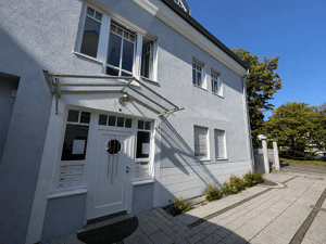 Charmantes Wohnen in Harlaching- Frisch renovierte 3-Zimmer-Wohnung mit 2 Balkonen & Gartenanteil – 81547 München – Vorschaubild 9