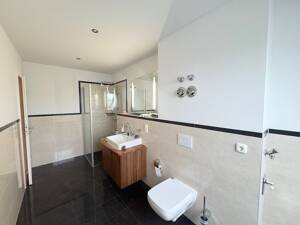 Viel Platz im Dachgeschoss! + Loggia + Parkett + Wanne & Dusche + Fußbodenheizung + PKW-Stellplatz – 4155 Leipzig – Vorschaubild 3