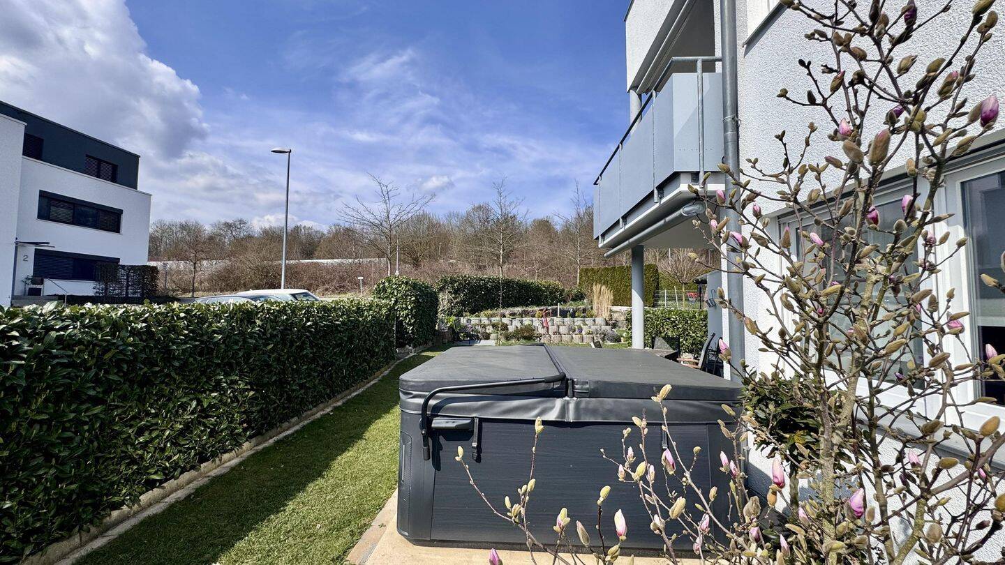 Lindenhöhen Ulm: Ruhige Gartenwohnung mit Alpenblick - Mähroboter & Wallbox inklusive