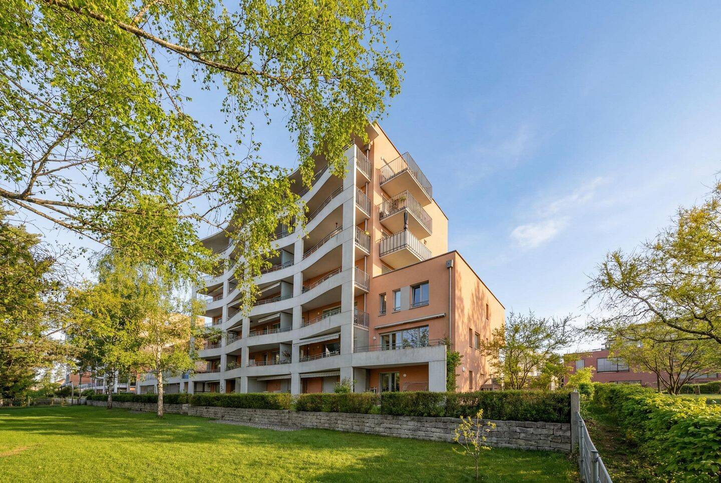 Moderne Wohnung mit Dachterrasse und großer Loggia – München – Vorschaubild 2