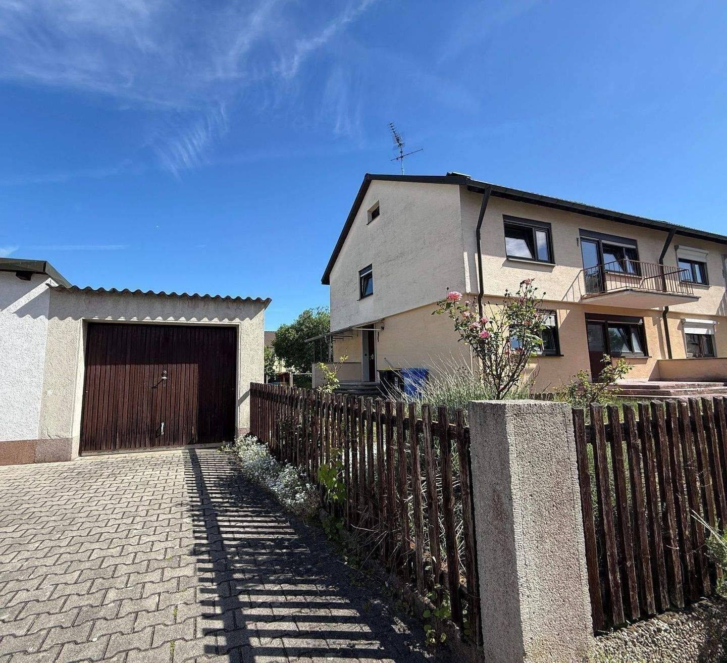 Doppelhaus mit zwei Wohneinheiten, Ideal für Familien mit Platzbedarf oder Kapitalanleger, mit 569 m² Grundstück, mit Garage und Gartenhaus – Nürnberg – Vorschaubild 6
