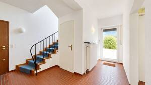 Großzügiges Einfamilienhaus mit ca. 248 m² Wohnfläche zzgl. ca. 72 m² Gewerbe-/Einliegerbereich – 60435 Frankfurt am Main – Vorschaubild 2