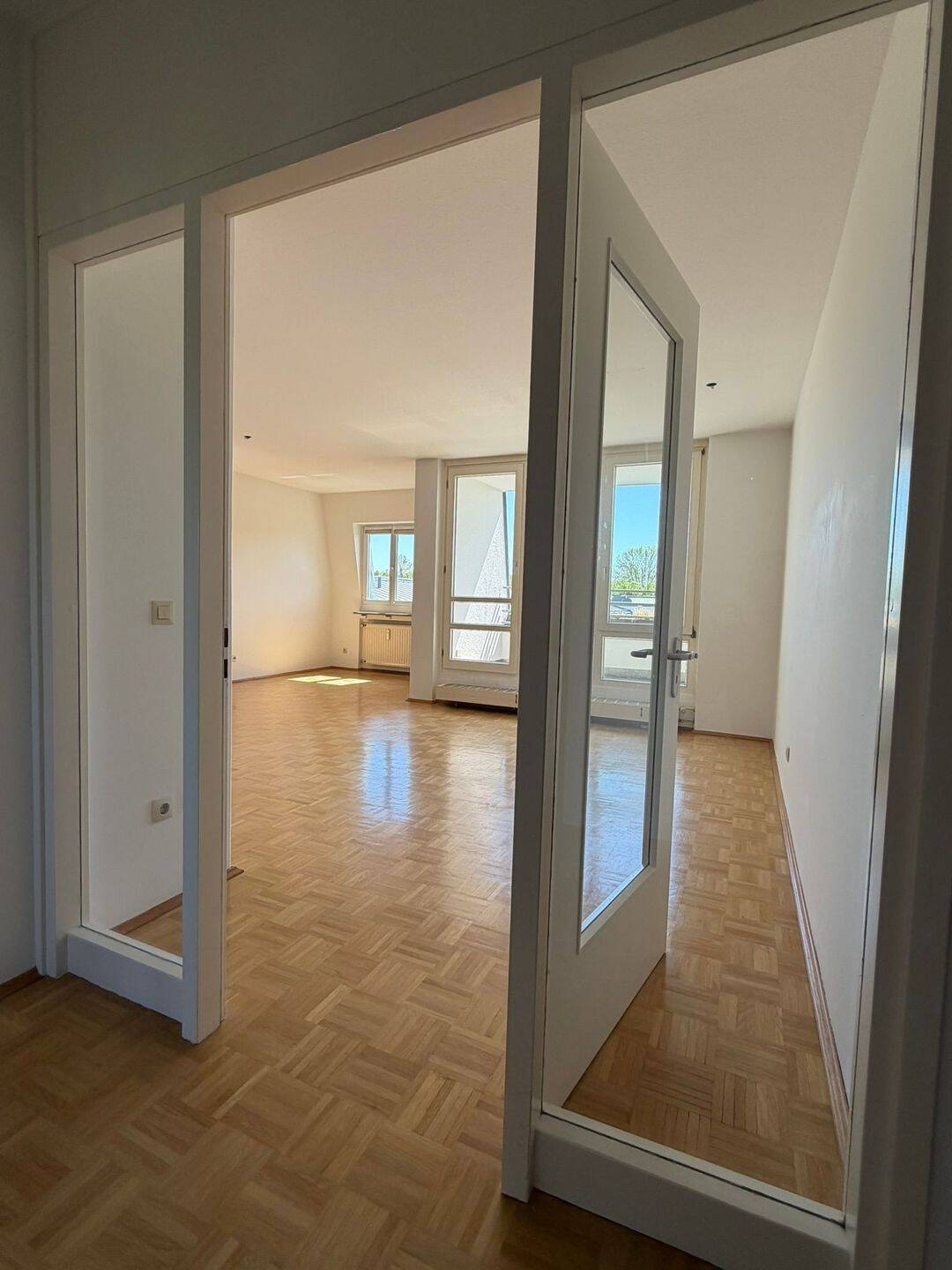 Helle 2,5-Zimmer DG-Wohnung mit Terrasse in München-Bogenhausen – München – Vorschaubild 4
