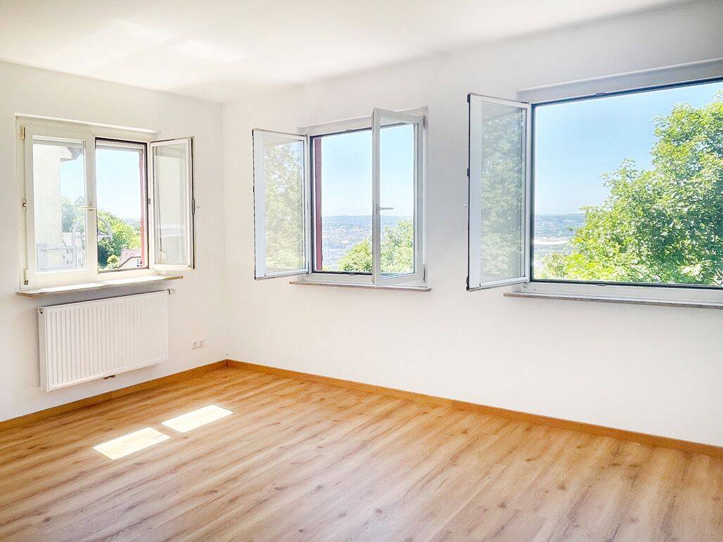 Erstbezug nach Sanierung! Schöne 3 Zimmer-Wohnung mit Einbauküche und tollem Fernblick