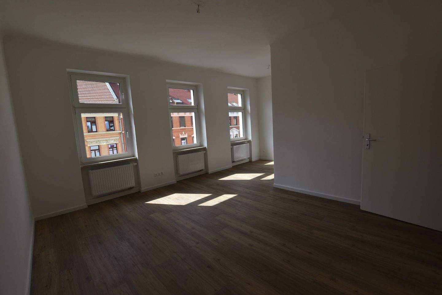 Helle gut geschnittene 3 Zimmerwohnung mit offener Küche Erstbezug nach Sanierung – Leipzig – Vorschaubild 2